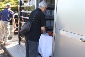 ここ数年は普段は閉扉している裏口も開扉し、お焼香をしていただいております。